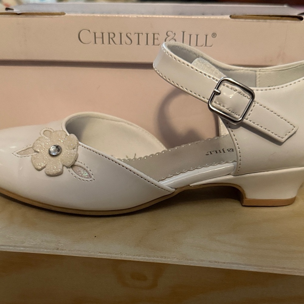 Elegant White Kids Dress Shoes with Floral Accents - Picture 4 of 4